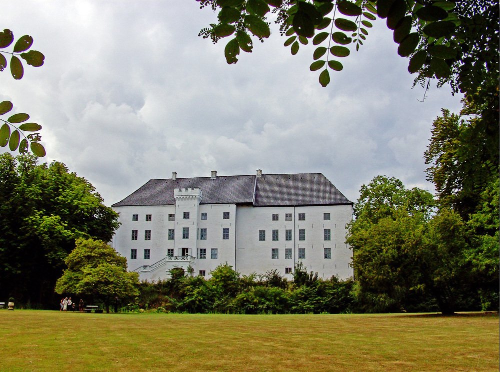 Most-Haunted-Places-in-the-World-Dragsholm-Castle